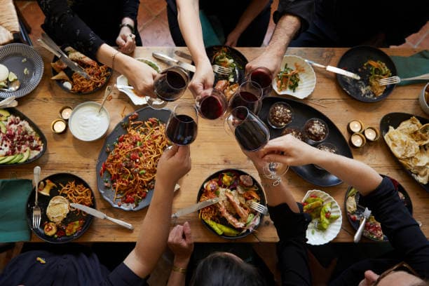 Mesa farta com várias comidas